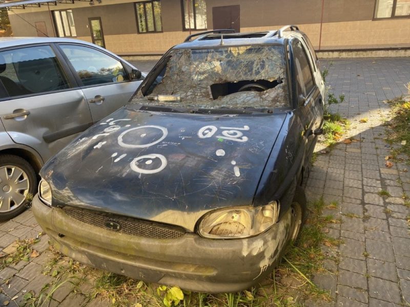 Стали непотрібні: у Тернополі вирішували, що робити з покинутими автомобілями (ФОТО)