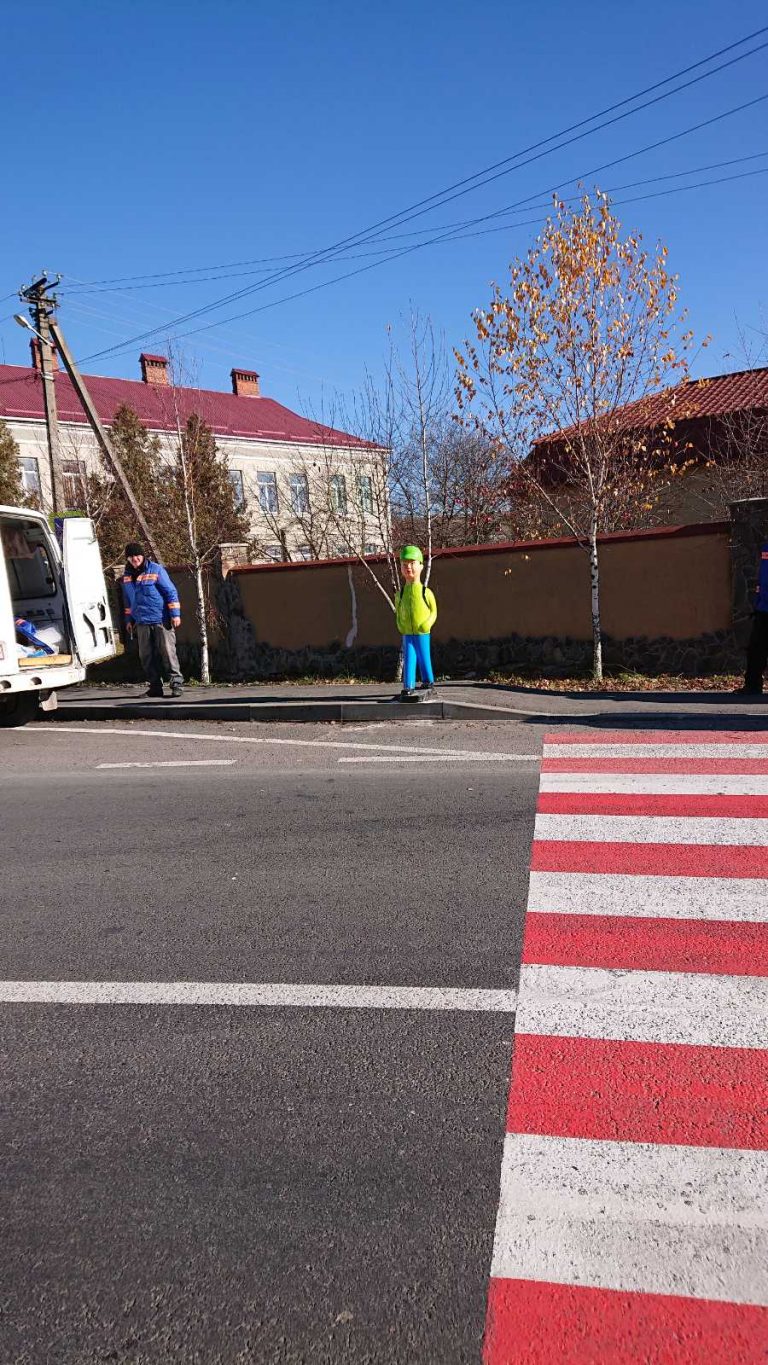 На дорогах Рогатинщини з'явилися "яскраві чоловічки" (ФОТО)