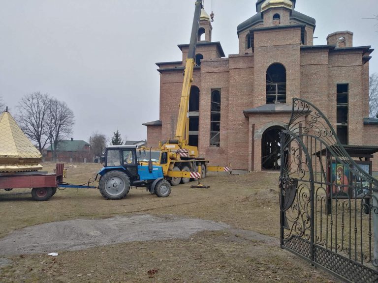 У церкві села Сваричів на Прикарпатті встановили куполи (ФОТО)