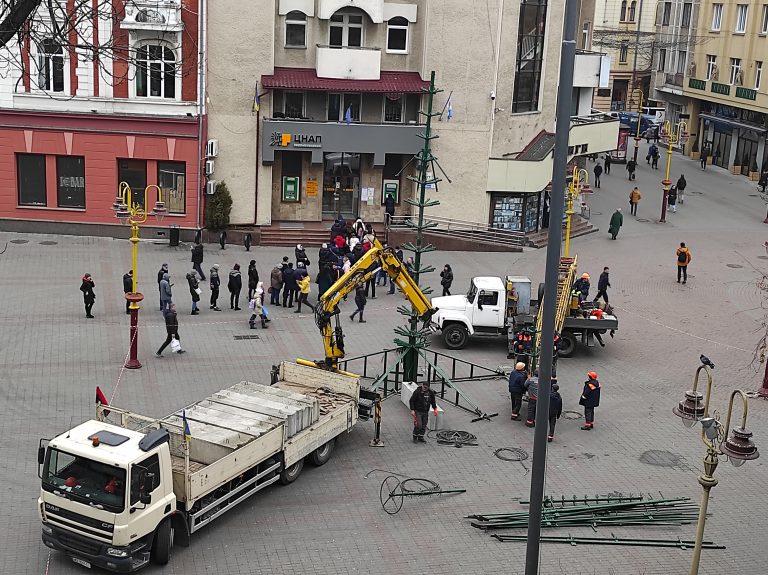 Свято наближається: у Франківську почали встановлювати новорічну ялинку (ФОТО) 13 IMG 20211122 113542