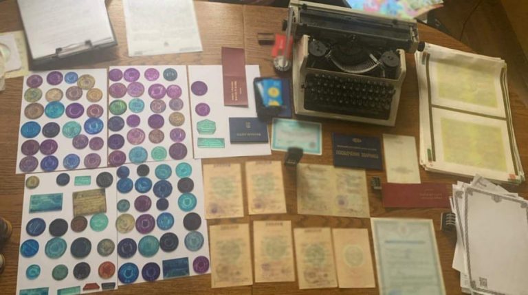 Трьох прикарпатців судитимуть за підробку та збут офіційних документів за гроші (ФОТО)