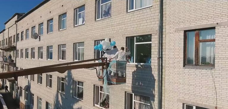 "Наш Петро тепер уже тато": у Рогатині троє чоловіків оригінально привітали друга з народженням первістка (ФОТО)