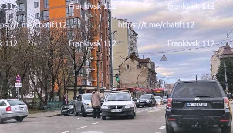 Ранкова ДТП у Франківську: утворюється величезний затор (ФОТОФАКТ) 4 photo 2021 11 04 07 53 51