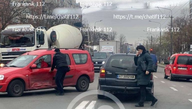 Ранкова ДТП у Франківську: водіїв попереджають про ускладнення руху (ФОТО) 8 photo 2021 11 09 10 02 02
