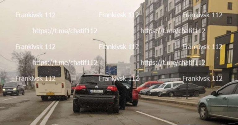 У Крихівцях зіштовхнулися дві легкові автівки: дві смуги перекрито (ФОТО) 10 photo 2021 11 15 10 07 03