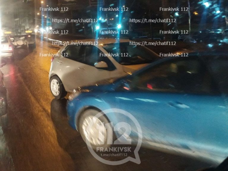 Вечірня ДТП у Франківську: зіштовхнулися два легковики (ФОТО) 2 photo 2021 11 19 18 03 31 2