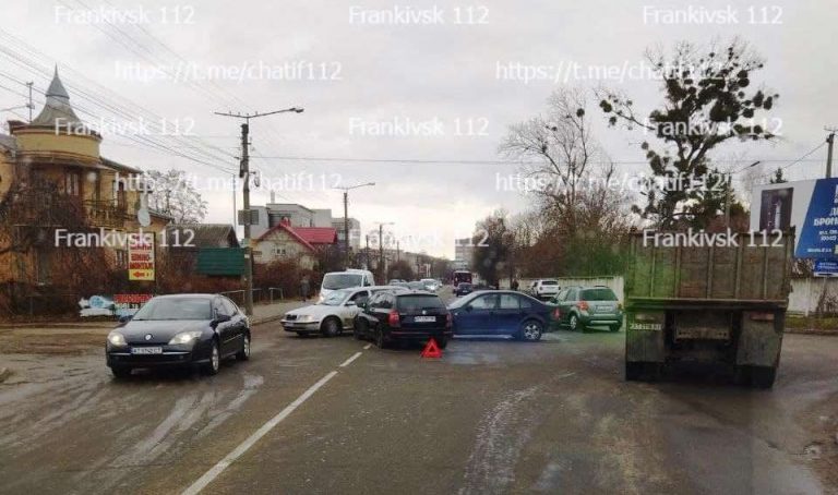 Потрійна ДТП у Франківську: перехрестя не поділили легковики (ФОТО) 2 photo 2021 11 23 12 43 49