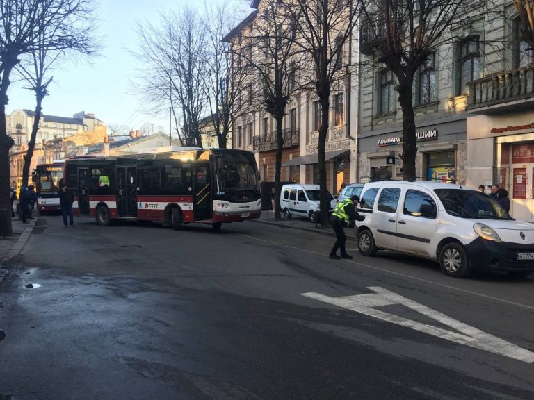 Транспортний колапс: через аварію рух у центрі Франківська паралізований (ФОТО) 3 photo 2021 11 25 15 17 19