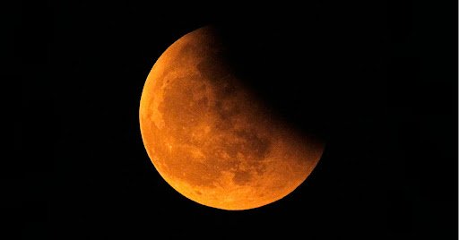 Сьогодні у світі очікується найдовше за 580 років часткове місячне затемнення: чи побачать українці