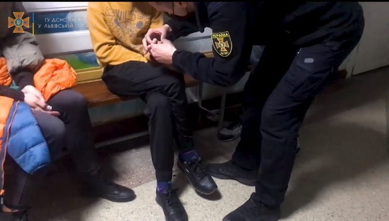 Застряг у обручці: львівські рятувальники вивільняли палець хлопцю (ВІДЕО)