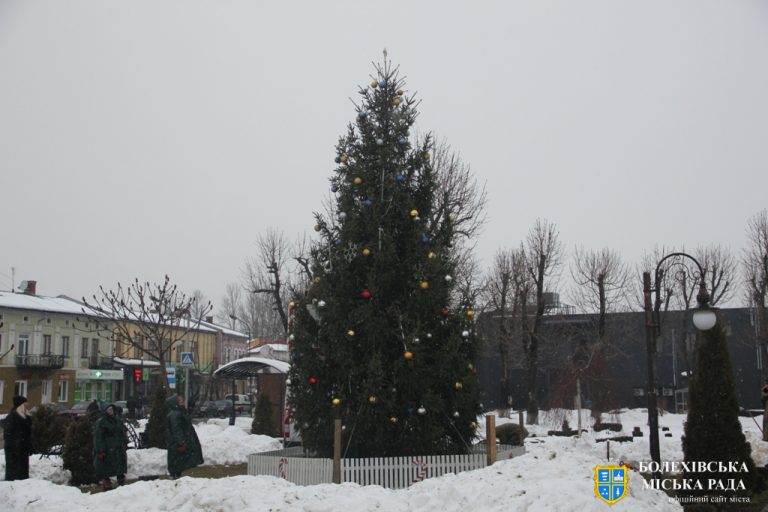 У Болехові встановлюють новорічну ялинку (ФОТО) 8 1639735777 img 2890