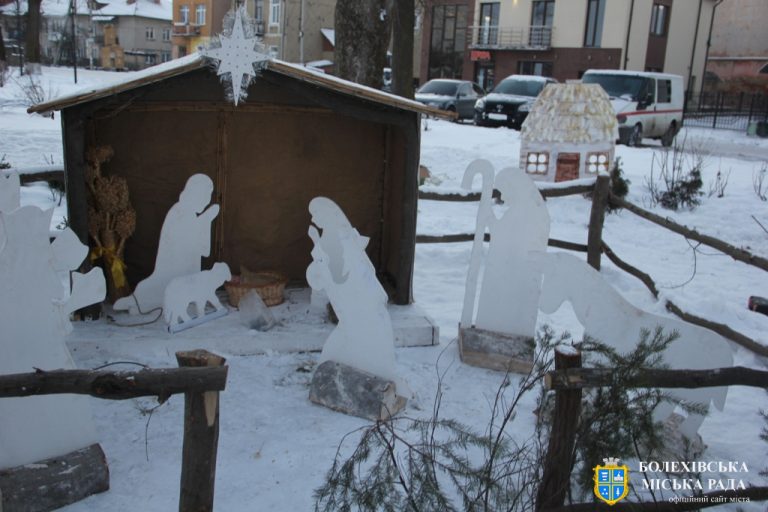У Болехові встановлюють різдвяну шопку (ФОТО) 3 У Болехові встановлюють різдвяну шопку (ФОТО)