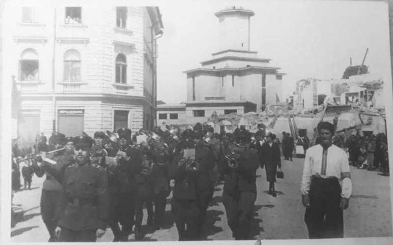 1942 r.. Na zadnomu plani vydno chastkovo rozibranyj yevrejskyj kvartal pered ratusheyu. scaled