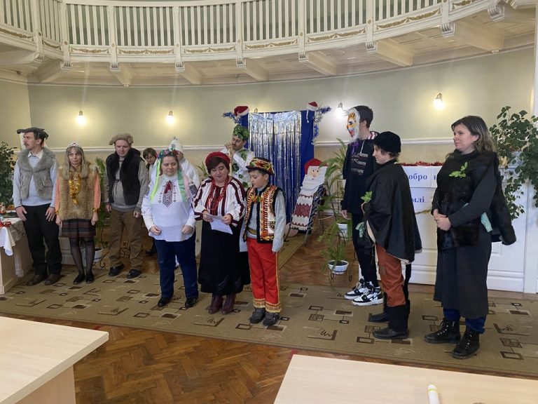 У Франківську провели благодійну виставку робіт дітей з особливими освітніми потребами (ФОТО) 7 2 11 1