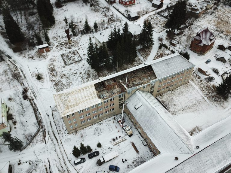 У Ворохті перекривають дах ліцею: скільки грошей виділили (ФОТО)