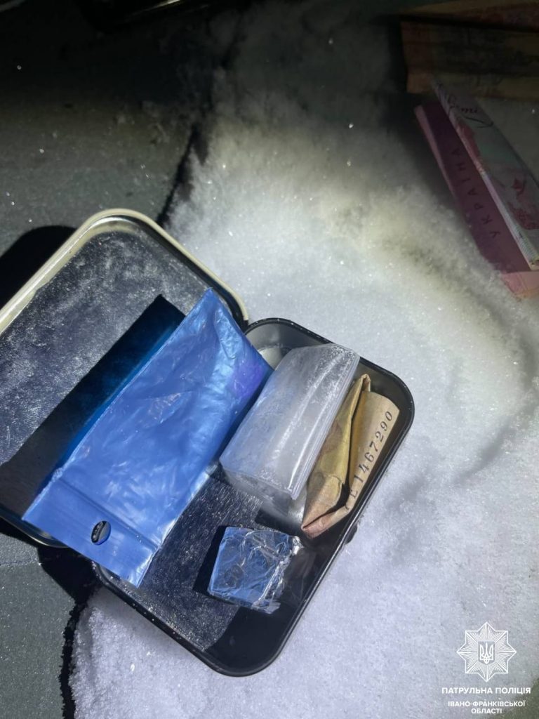 У Франківську чотирьох хлопців затримали на "гарячому" під час крадіжки: що у них знайшли (ФОТО) 12 У Франківську чотирьох хлопців затримали на "гарячому" під час крадіжки: що у них знайшли (ФОТО)
