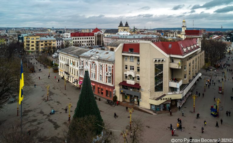 У мережі показали, як Франківськ готується до свят: фото з висоти пташиного польоту 2 262713315 315392620590556 7886808169902858947 n