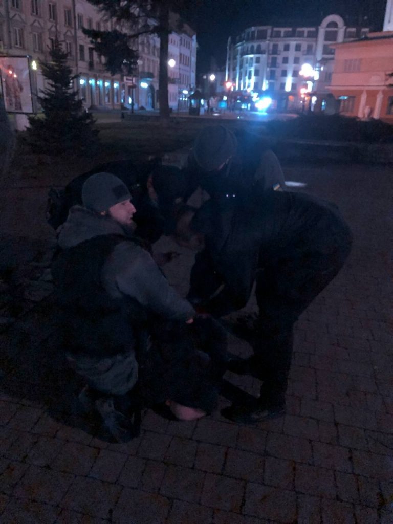 У Франківську затримали п'яного чоловіка, який "простягав руки" до поліції (ФОТО) 10 263422457 2240972269376354 4414618145958836224 n