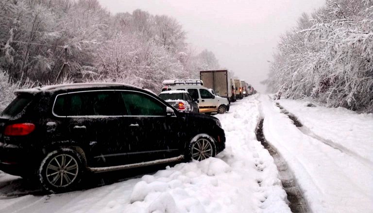 Наслідки негоди: у Болехові через снігопади величезні затори (ФОТО) 12 263437961 956992211570680 6034164885471130289 n