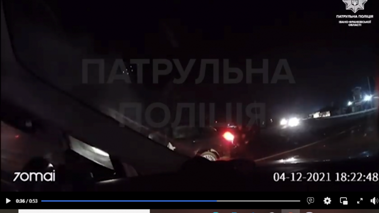 В Івано-Франківську поліцейські врятували водія, авто якого спалахнуло після ДТП (ВІДЕО) 7 В Івано-Франківську поліцейські врятували водія, авто якого спалахнуло після ДТП (ВІДЕО)