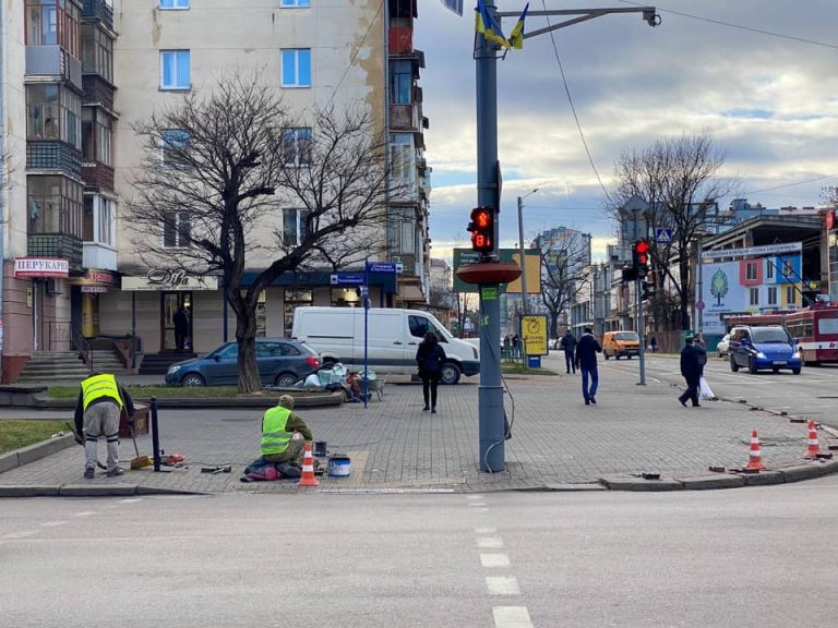 У Франківську продовжують захищати тротуари від стихійного паркування (ФОТО) 8 263577120 313428417451227 8668102051558344062 n