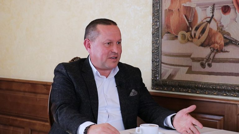 Зіновій Андрійович відверто розповів, які проблеми є у Надвірнянській громаді (ВІДЕО) 5 Стало відомо, що за незнайома жінка фотографувала дитячі садочки в Надвірній