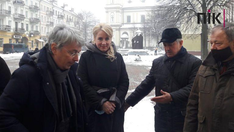 До Івано-Франківська прибув міністр культури: спілкується просто неба (ФОТО) 5 263816705 473091464242579 5598048610838447845 n
