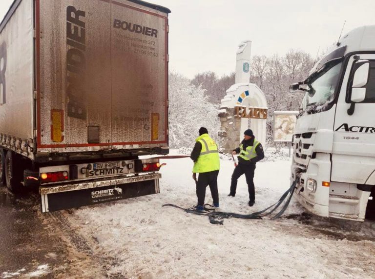 У Галичі поліцейські витягували фуру з снігової пастки (ФОТО) 11 Правоохоронці допомагають водіям, які внаслідок несприятливих погодних умов потрапили у складну ситуацію.