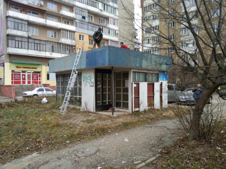 У Франківську демонтували незаконно встановлений кіоск та огорожі (ФОТО) 10 264551210 2243968612410053 8919882508499492457 n