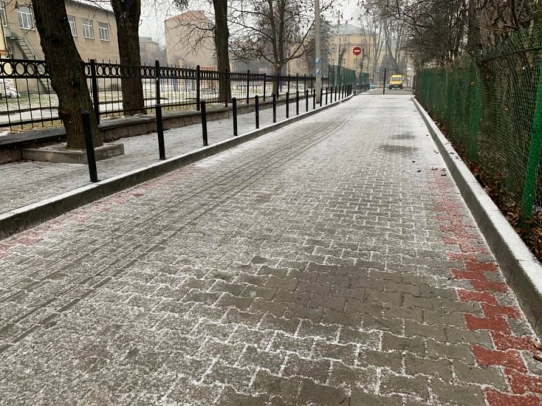 У Франківську біля трьох шкіл оновили заїзди (ФОТО) 6 264666935 302193038580944 5343208670719862788 n