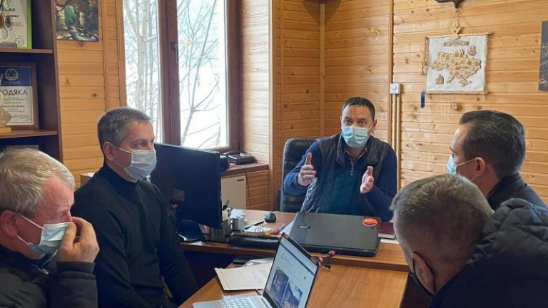 У Ворохті запитали в енергетиків, навіщо вони кожного дня відключають світло (ФОТО)