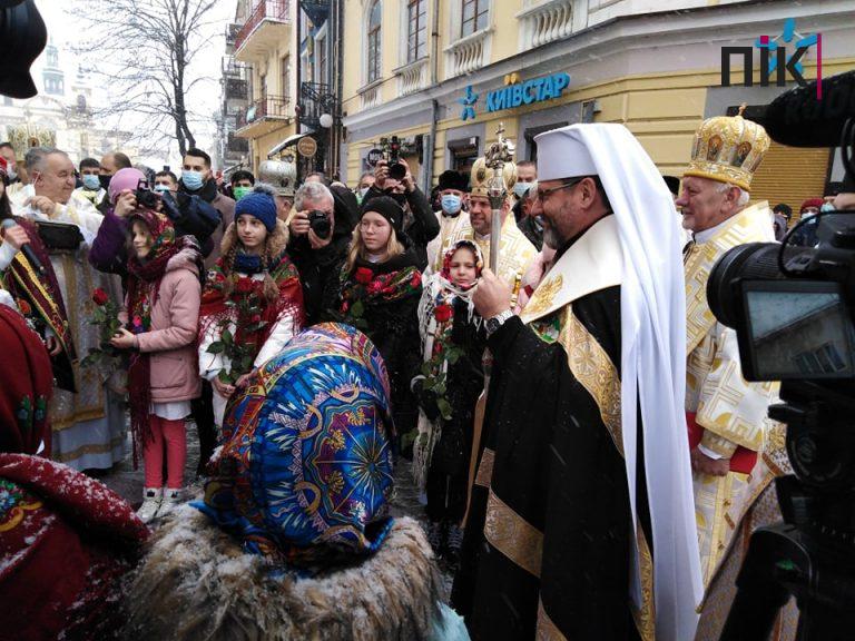 Хлібом-сіллю зустрічають у Франківську Отця і Главу УГКЦ Блаженнішого Патріарха Святослава (ФОТО) 12 264973732 209301144712896 1749363769166327458 n