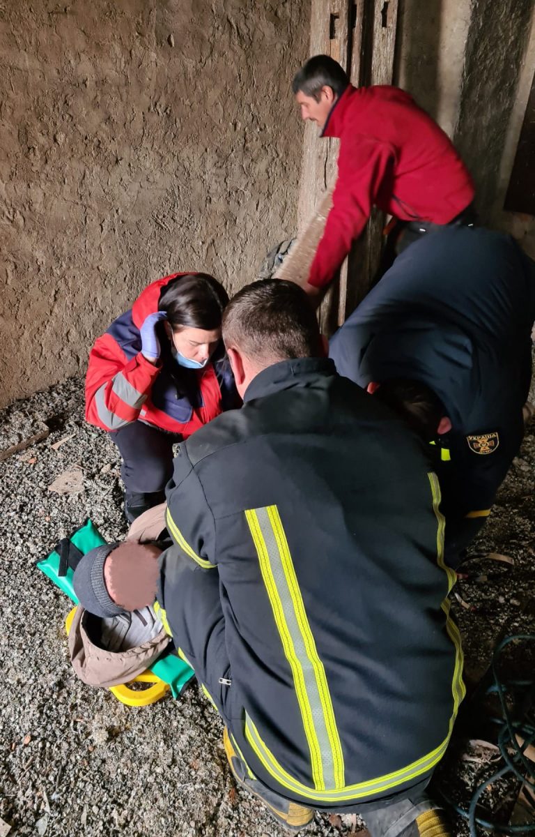 На Закарпатті лікарка полізла на дах церкви, щоб врятувати чоловіка, який впав з купола храму (ФОТО)