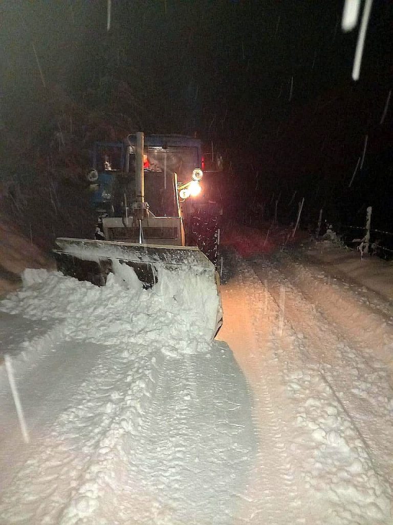 На Косівщині стався зсув скельного грунту на дорогу: чи є проїзд (ФОТО)