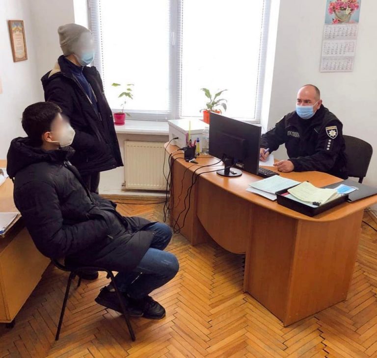 У Ворохті затримали хуліганів, які в ніч на Андрія розбили вікна в автобусі та двох легковиках (ФОТО) 8 У Ворохті затримали хуліганів, які в ніч на Андрія розбили вікна в автобусі та двох легковиках (ФОТО)