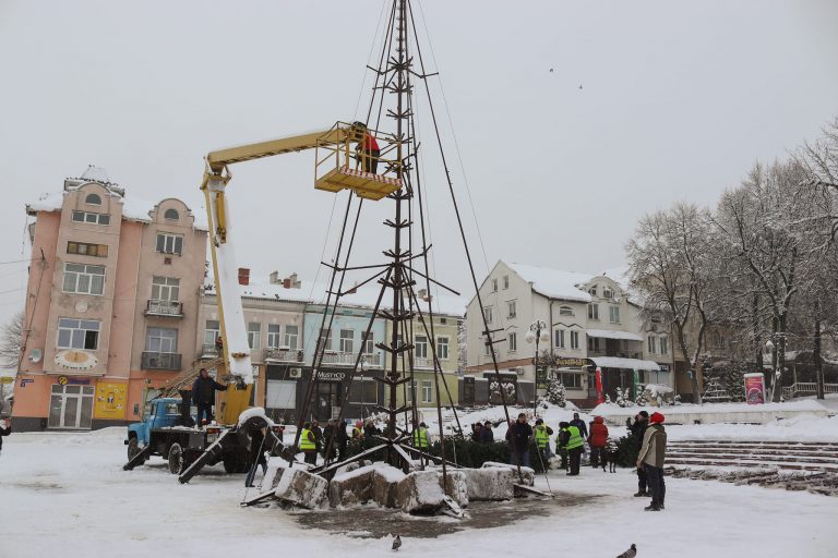 У Калуші встановлюють головну новорічну ялинку (ФОТО) 8 У Калуші встановлюють головну новорічну ялинку (ФОТО)