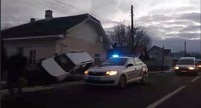 На Коломийщині легковик вилетів з дороги та врізався в огорожу (ВІДЕО) 8 268851684 2256562701150644 7947518737468756518 n11