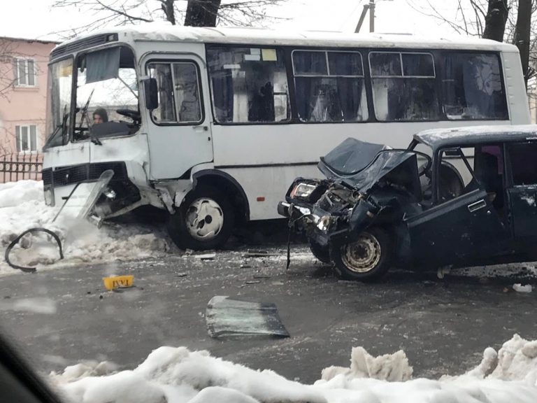 У Долині легковик зіштовхнувся з міським автобусом: є потерпілі (ФОТО) 12 269265798 1058721151611634 2980559348073864294 n