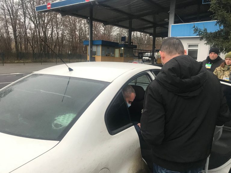Стало відомо, чи видворили з Прикарпаття молдавана, який навмисно себе покалічив (ФОТО)