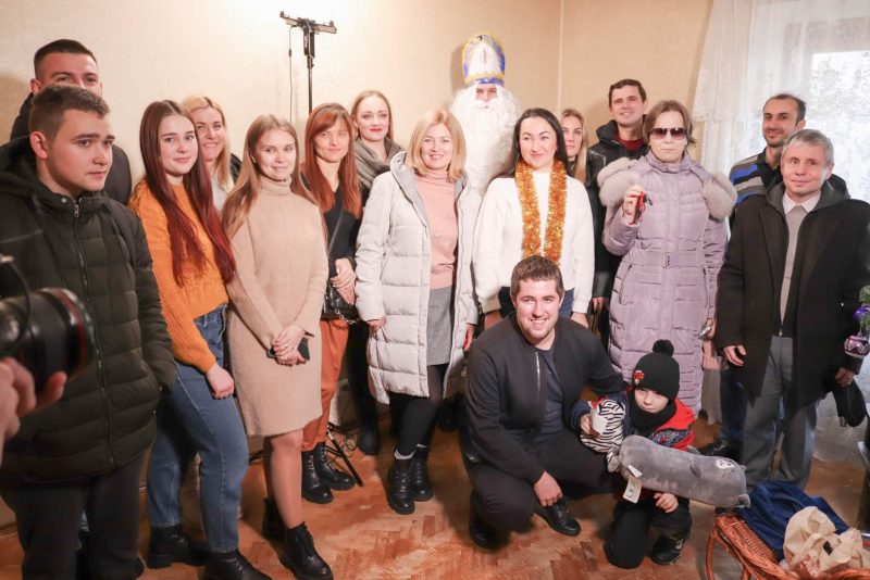 У Калуші на свято Миколая сім'ї незрячих подарували квартиру (ФОТО)