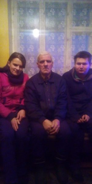 На Львівщині потрібна допомога онкохворому чоловіку, який сам виховує незрячих дітей