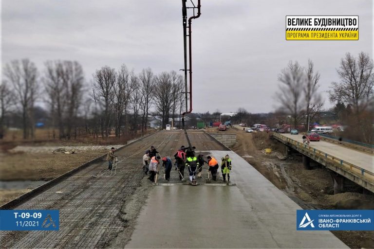 На Франківщині триває будівництво мосту, який у 2008 році зруйнувала повінь (ФОТО) 7 На Франківщині триває будівництво мосту, який у 2008 році зруйнувала повінь (ФОТО)