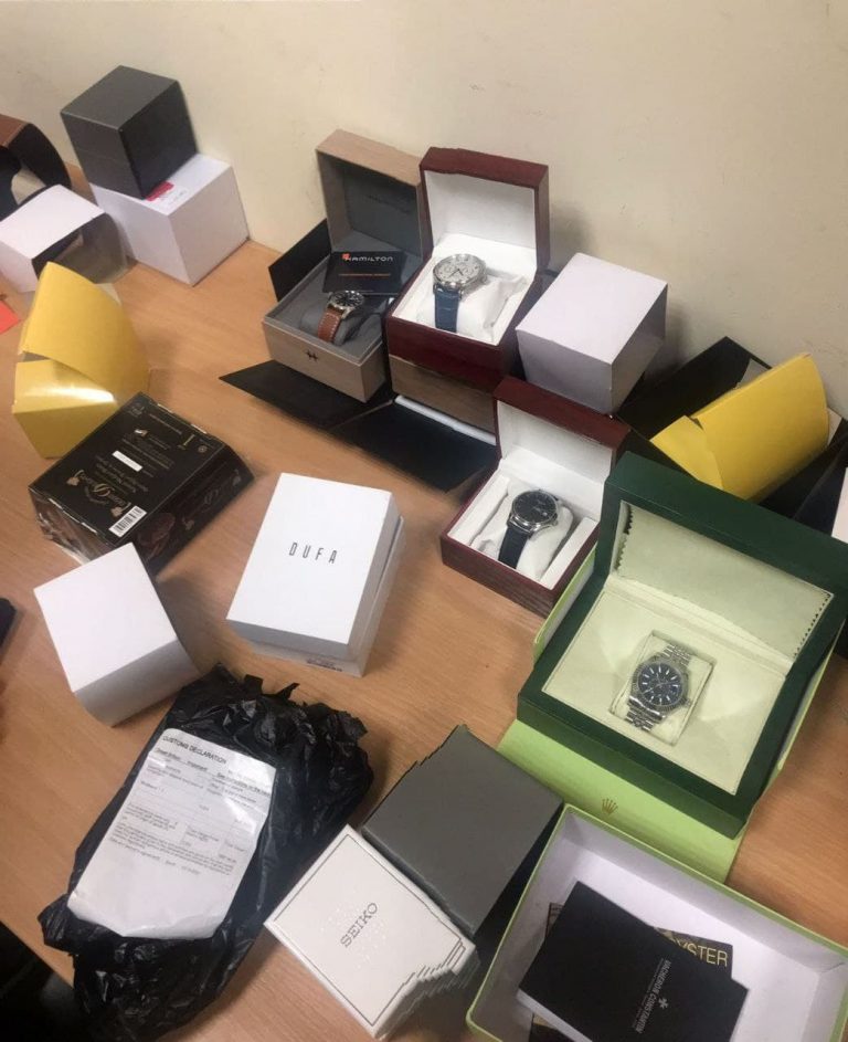 Франківець привіз в Україну на 2 млн грн годинників: що сталося на митному контролі (ФОТО) 9 Франківець привіз в Україну годинники на понад 2 мільйони гривень: чи пройшов він митний контроль (ФОТО)