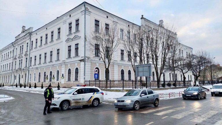 Тиждень замінувань: у Коломиї поліцейські обстежують територію ліцею (ФОТО) 8 Тиждень замінувань: у Коломиї поліцейські обстежують територію ліцею (ФОТО)