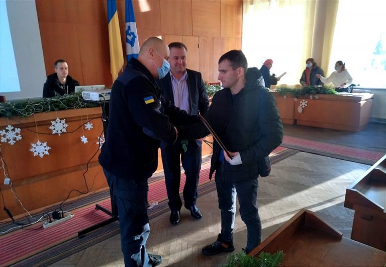 У Долині нагородили чоловіка, який врятував людину з палаючої квартири (ФОТО) 10 У Долині нагородили чоловіка, який врятував людину з палаючої квартири (ФОТО)