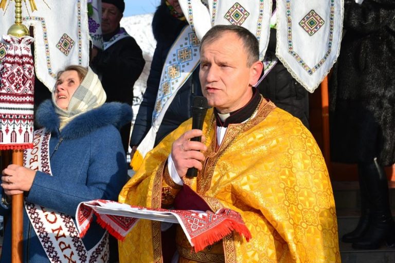 У сільській церкві на Тлумаччині освятили відреставрований престол (ФОТО) 2 У сільській церкві на Тлумаччині освятили відреставрований престол (ФОТО)