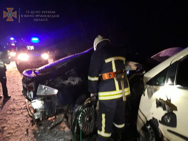 У Снятині на світанку зіткнулися два автомобілі: двоє людей загинули (ФОТО)