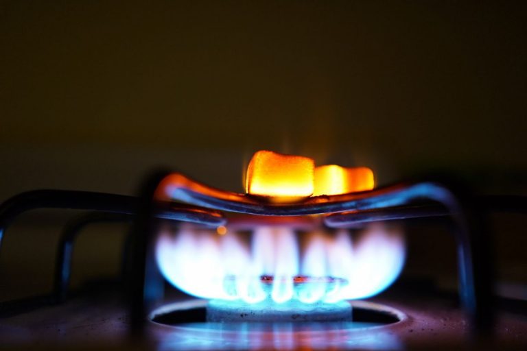 На Рогатинщині п'яний чоловік вигнав батьків на вулицю: що ще він натворив