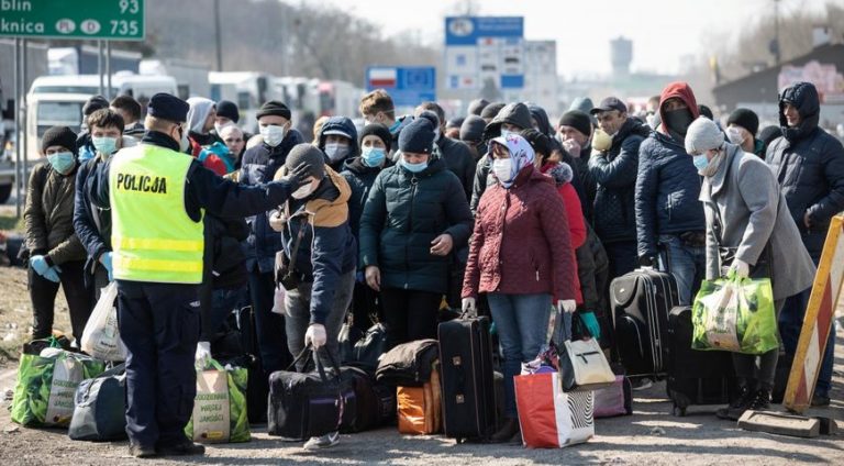 Стало відомо, чи можна ще перетинати кордон за українським паспортом