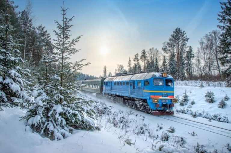 Укрзалізниця запускає дев'ять додаткових поїздів на зимові свята (Перелік)